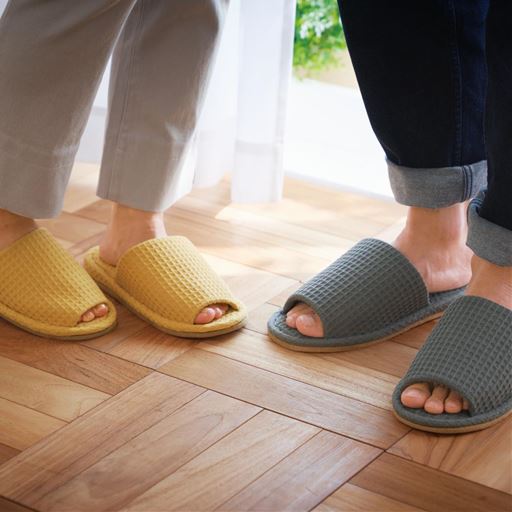 (左から) イエローM・チャコールグレーL<br>凹凸のあるワッフル素材で、素足でもムレずに快適。