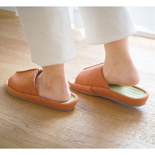 立体的なカップソールが足の凹凸を支えて、安心感ある履き心地。通気性がよく、長時間履いても快適。立体ソールでフィット感アップ!