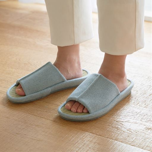 ブルー<br>男女で履ける2サイズをご用意しました。