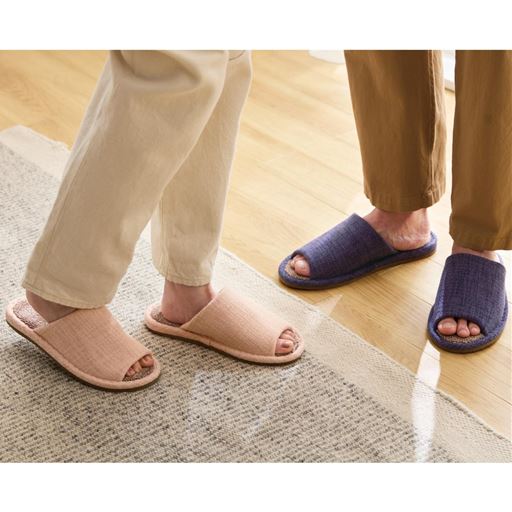 (左から) ピンクM・ネイビーL<br>足裏にやさしいクッション性とムレにくい肌ざわり。