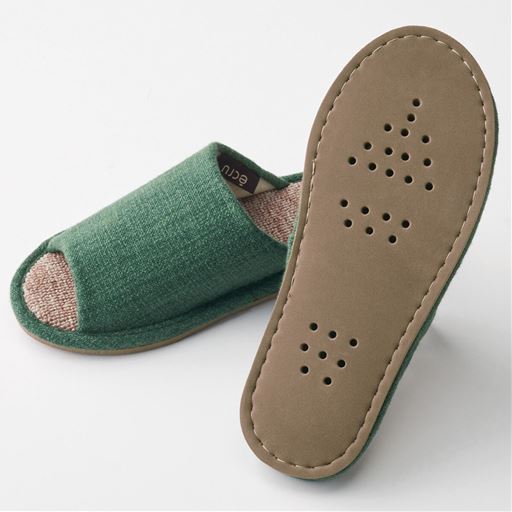 底面<br>クッション性がありしっかりとした履き心地。