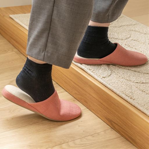 コーラルピンク<br>靴のように左右があるので、フィット感アップ。