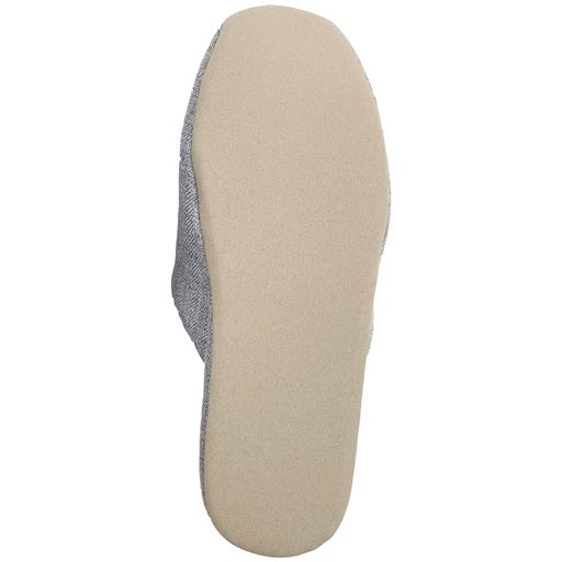 底部分は全面すべりにくい素材。静音設計と優れた耐久性で音を気にせず安心して歩けます。