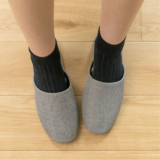 グレー<br>やや細身形状。