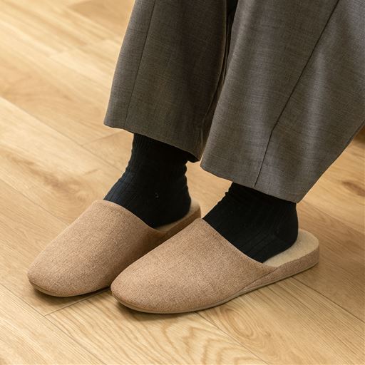 ベージュ<br>かかとは少しヒールがついているので足元をきれいに見せてくれます。