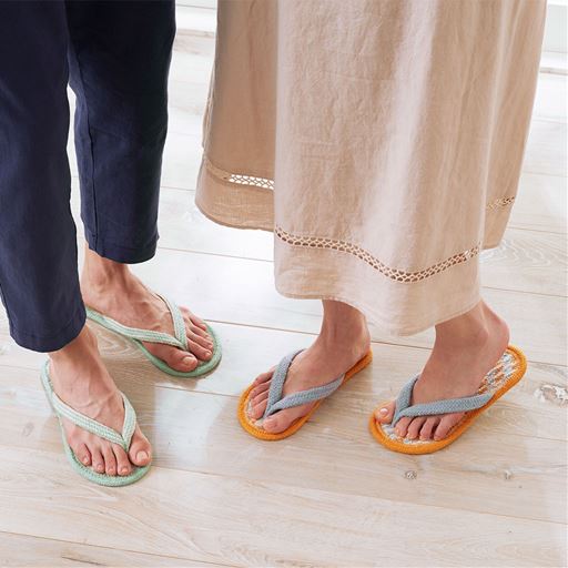 (左から) ミントグリーンL・オレンジM<br>吸水性がよくムレにくい、やわらかな綿混素材を使用。足裏サラサラの快適習慣をぜひご家族で。