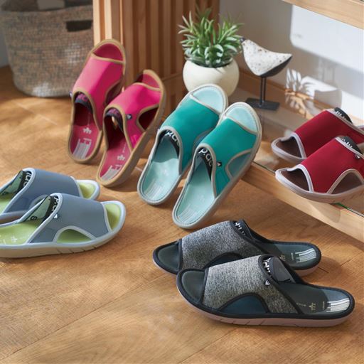 (左から)ライトグレーL・ピンクM・ミントM・ブラックLL・パープルL<br>「歩きやすさ」にこだわって開発されたルームサンダルです。