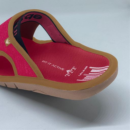 かかとをホールドするインソール形状で足裏のアーチを支えてストレッチ。