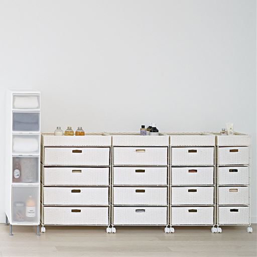 ホワイト (左から) D (幅61cm/4杯)・C (幅51cm/4杯)・B (幅41cm/4杯)・A (幅31cm/4杯) <br>※左側はXG-1396を使用しています。