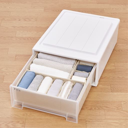 ホワイトクリアたっぷり収納できるので衣替えにもおすすめ。