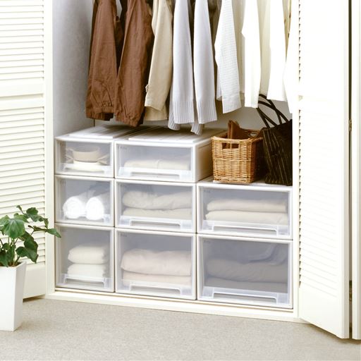 ホワイトクリア奥行のあるウォークインクローゼットでの収納としてもおすすめ!