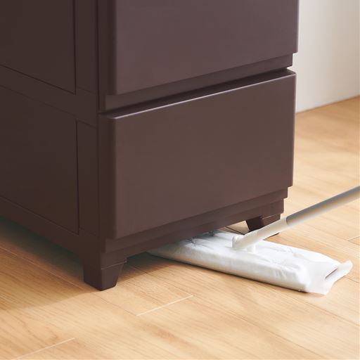 高さのある家具調の脚付きなので、床下のホコリもお掃除シートで拭き取れます。