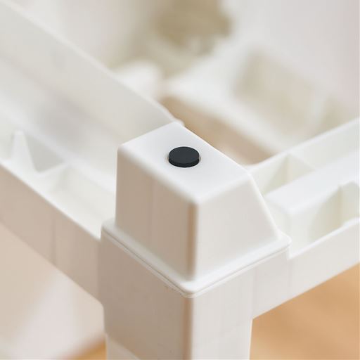 脚の底面には付属のすべり止めが貼り付けられるようになっています。