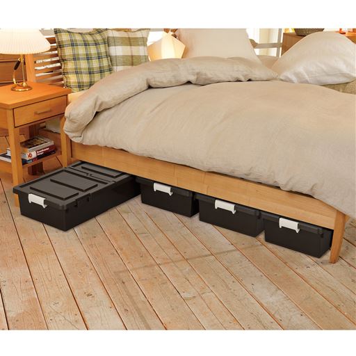 ダークブラウン<br>オフシーズンの衣類や小物などをたっぷり収納できます。