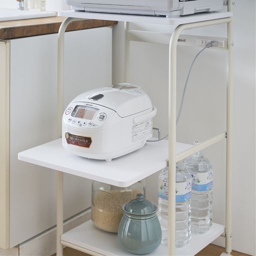 スライド可能な棚付き。