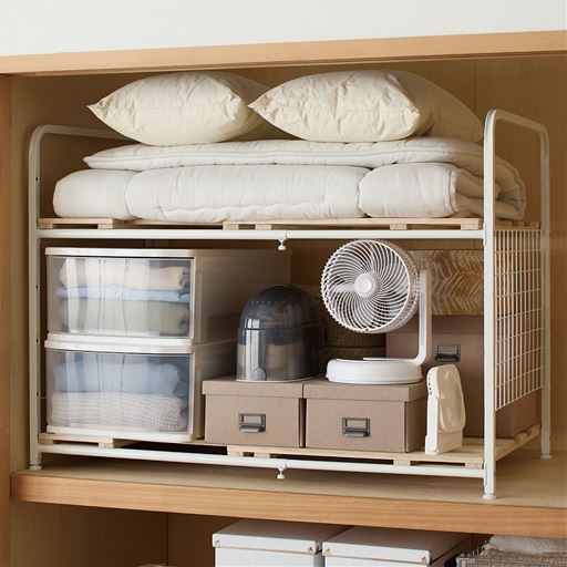 扇風機やケット、大量のTシャツなどの夏物もすっきりしまえます。