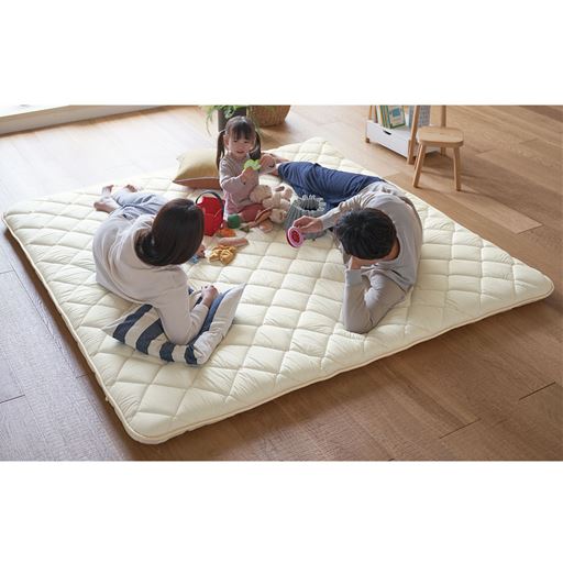 ワイドキング<br>家族でごろ寝や、プレイマットとしてもおすすめ。