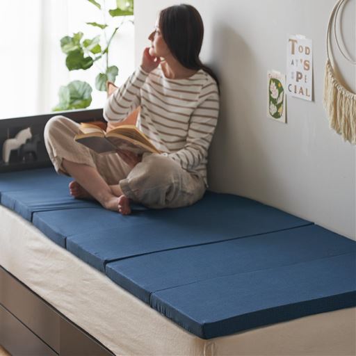 ネイビー (ショートセミシングル)<br>しっかり固めの硬質タイプで、狭い場所でも寝心地よく。