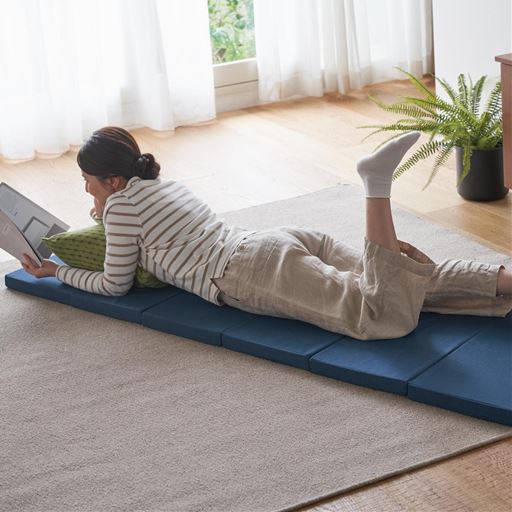 ネイビー (ショートミニシングル) <br>硬めで沈み込みが少なく、身体をしっかりと支えます。