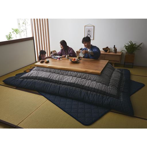 ネイビー系 長方形LL(285×205cm)<br>趣のあるデザインで、ホッとできる和モダンな空間に。※商品はこたつ掛け布団です。
