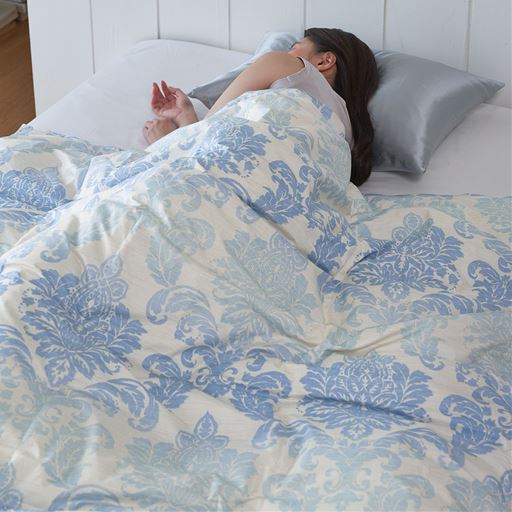 ブルー<br>吸放湿性に優れ、ふんわり軽い掛け心地。