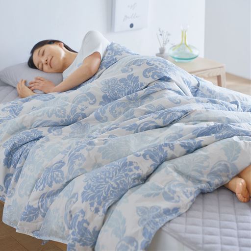 ブルー<br>ムレやすい季節はダウンが快適!