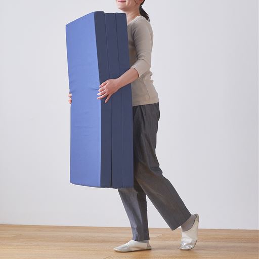 ブルー<br>三つ折れだから持ち運びもらくらく!