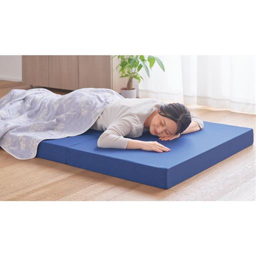 ブルー<br>腰部分が沈みにくいので寝姿勢も安定。