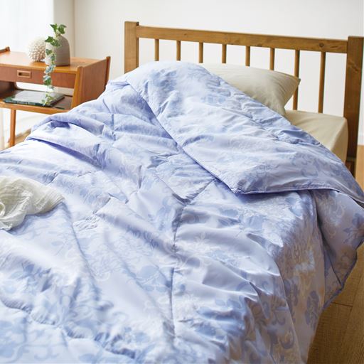 ブルー<br>ムレにくいから1年中活躍!