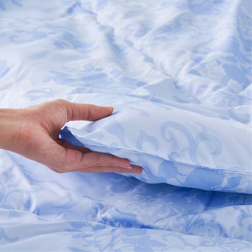 ふんわりとした厚みが暖気を包みます。