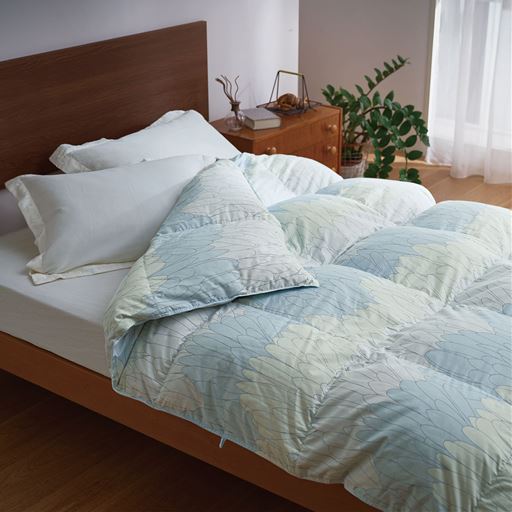 ブルー<br>季節の変わり目にもおすすめ! 軽量タイプの羽毛掛け布団です。