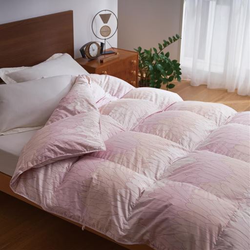 ピンク<br>軽やかな掛け心地で、睡眠中に暑くて寝苦しくなるという方にも。