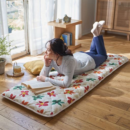 ベージュ系 <br>いつものフローリングがごろ寝スペースに。