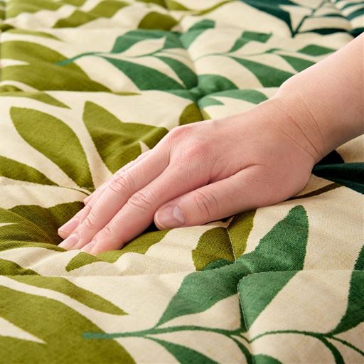 綿100%で、中わた入りのふっくらとした座り心地。