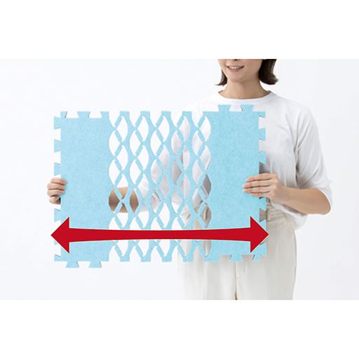 引っ張るだけで伸縮自在。敷きたい場所に合わせて調整できます。