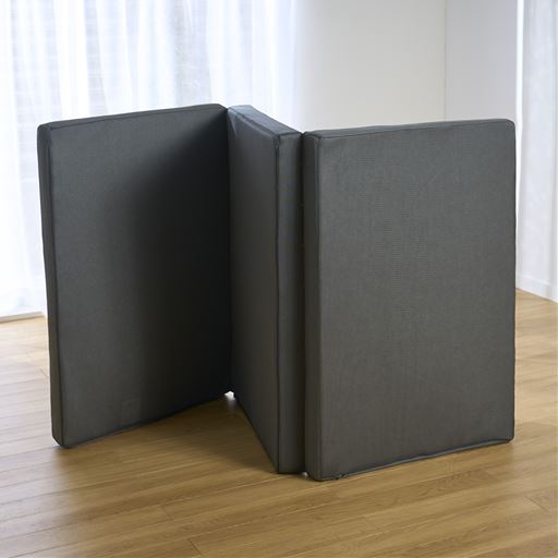 三つ折れ仕様で立てて干すこともできます。