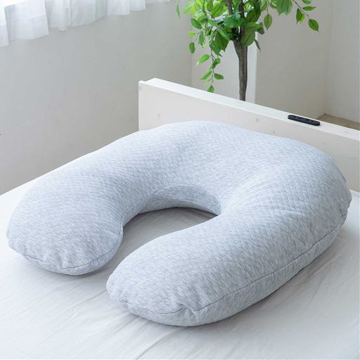 グレー<br>大きいサイズで使い方も色々! スマホを触っていない時にも大活躍する枕です。