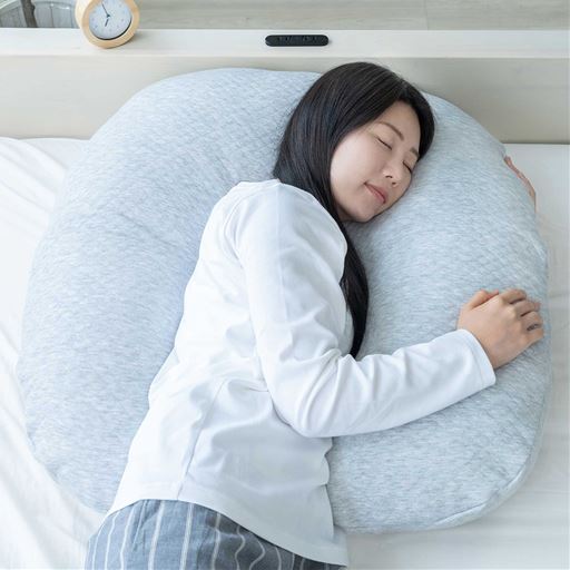 頭だけでなく身体を包み込んで、肩・腕・腰への負担がやわらげられるように考えて設計された特殊な形状です。