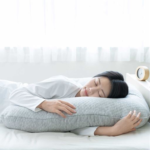 使い方(1) 抱きつけるからリラックス<br>両側にまくらがあるから寝返りしても抱きつけます。