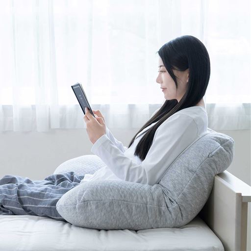 使い方(2) 背もたれにしてくつろぎ時間<br>背中に当ててクッションとしても使用できます。くつろぎ時間におすすめ。