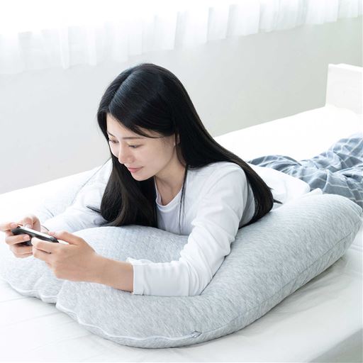 使い方(3) うつ伏せになってゴロゴロ<br>うつ伏せでの読書やゲームの時もほどよいやわらかさで身体を支えます。