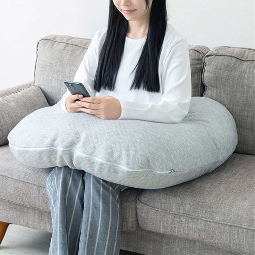 使い方(4) 座りながらひじも置けちゃう!<br>膝の上に置いてひじ置きクッションとしても。スマホや読書のお供におすすめです。
