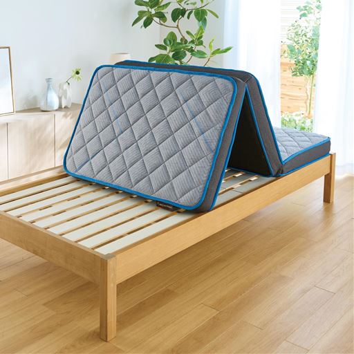 グレー <br>三つ折りにたためるので部分的に干してメンテナンスでき、収納もコンパクトに。