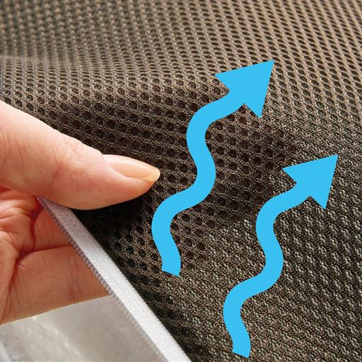 硬い面・柔らかい面の両方がメッシュ生地で通気性よく、サラッと快適。