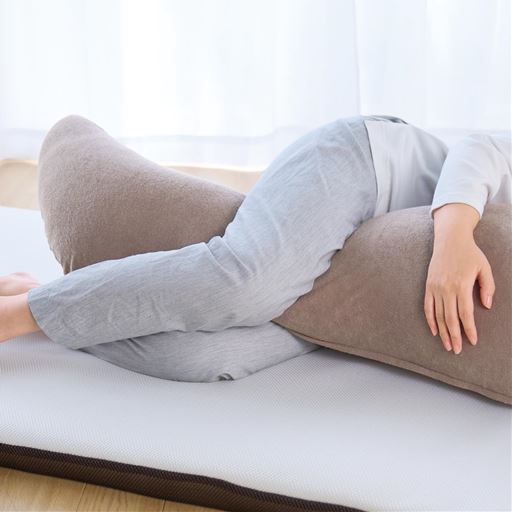足に挟んで横向きに寝ることで、腰まわりがラク～に。体が丸くなるリラックス姿勢で、さらに快眠へ。