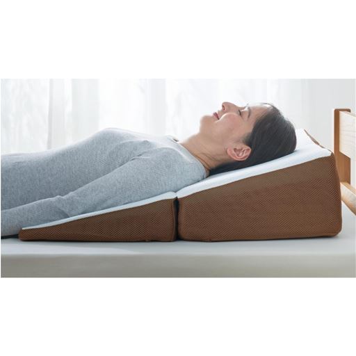 ブラウン<br>快適な睡眠角度で呼吸がラクに! 背中から支える斜めまくらです。