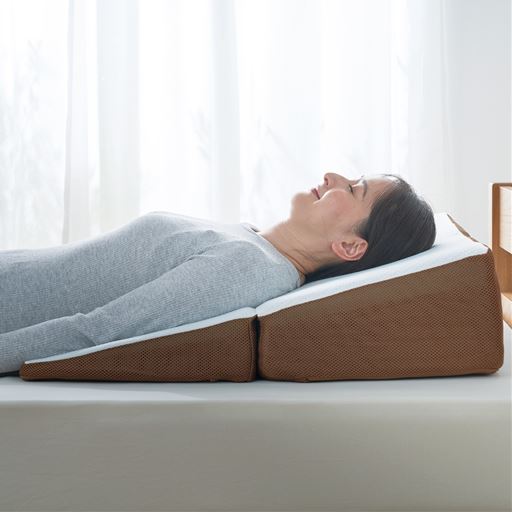 ブラウン<br>快適な睡眠角度で呼吸がラクに! 背中から支える斜めまくらです。