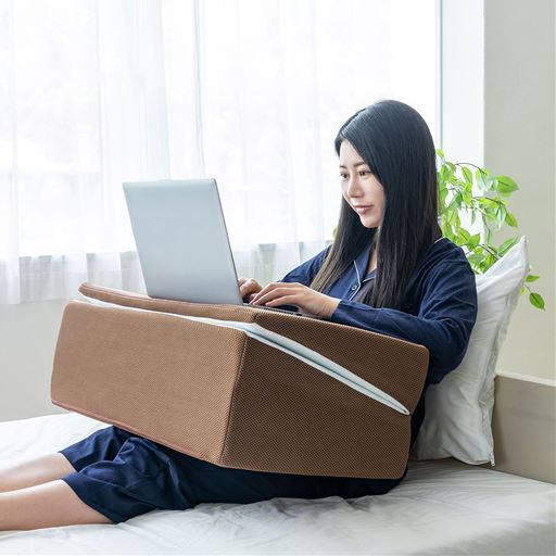 スマホやパソコン操作の腕置きにも。