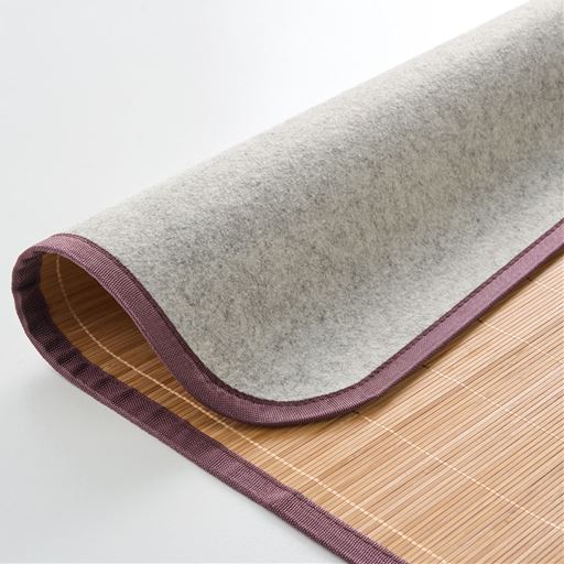 裏面は不織布貼り。丸巻きできてコンパクトに収納できます。