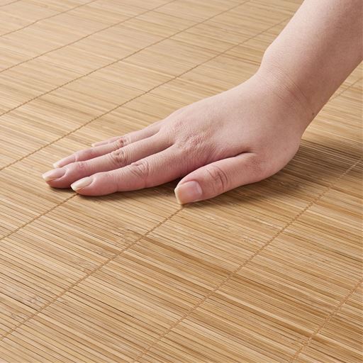 竹特有のしなりと、表面を平らにしているのでサラッとなめらかな肌ざわり。